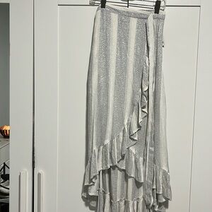 Falda brillante blanca y gris